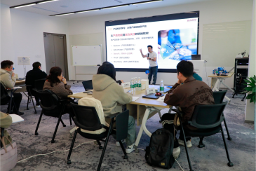 बेहतर बिक्री और मजबूत बाजार उपस्थिति के लिए यिटेलॉक अपनी टीम को कैसे तैयार कर रहा है?